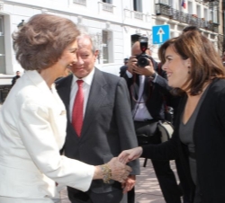 Doña Sofía es saludada por la vicepresidenta del Gobierno y ministra de la Presidencia, en presencia del presidente del Tribunal Constitucional